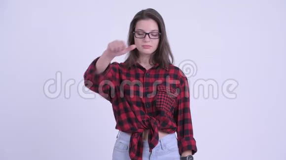 年轻悲伤的时髦女人竖起大拇指视频的预览图