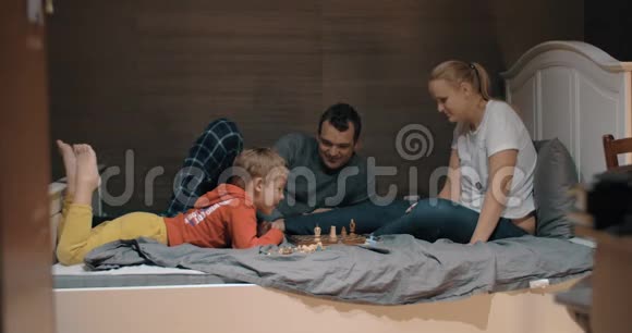 孩子在和妈妈下棋时自己制定规则视频的预览图