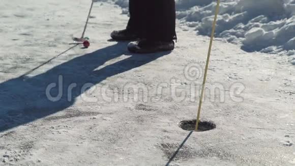 冬天打高尔夫球时一个人拿着棍子瞄准球视频的预览图
