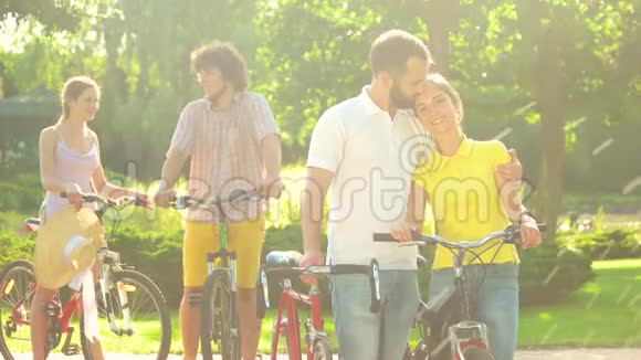 几个年轻的骑自行车的人在户外接吻视频的预览图
