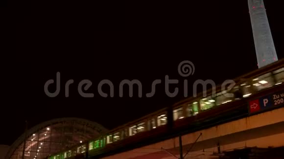 从亚历山大广场火车站出发的火车倾斜到德国柏林的柏林Fernsehturm电视塔视频的预览图