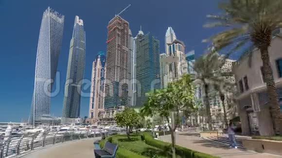 现代化摩天大楼和迪拜游艇的全景视频的预览图
