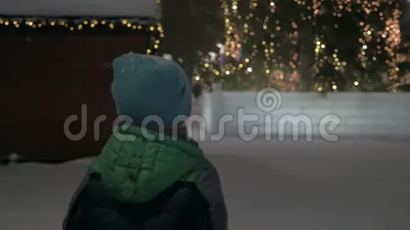 带着圣诞灯在雪地里奔跑的孩子视频的预览图