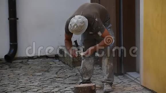 人用角磨机切割瓷砖视频的预览图