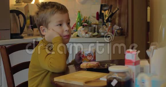 儿童在家吃午餐有茶和三明治视频的预览图