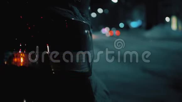 在夜间道路城市移动汽车的背景上的紧急汽车警告灯冬季道路交通车辆故障视频的预览图