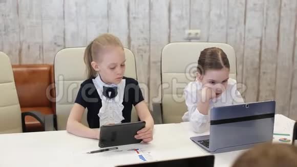 穿西装的儿童商人在同事面前讲话视频的预览图
