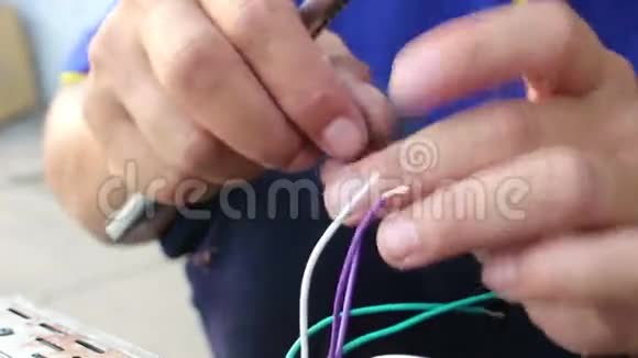 电工切割电线视频的预览图