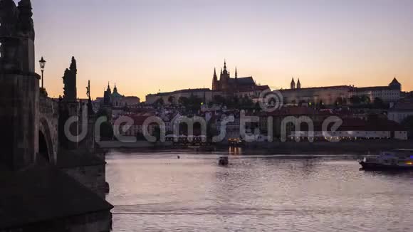捷克布拉格的查尔斯桥捷克共和国布拉格老城的昼夜时光视频的预览图