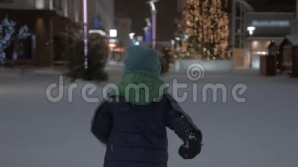 圣诞节假期男孩在户外跑步视频的预览图