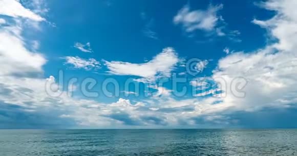 4K海洋和蓝天的流逝白云的演变和形状的改变动态的天气美丽的海景视频的预览图