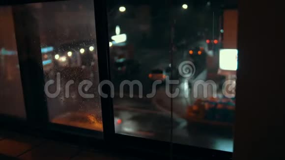 暴风雨中一个繁忙的城市街角的手持镜头视频的预览图