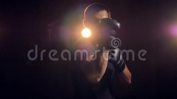 一个男斗士在黑暗中展示他的拳头视频的预览图
