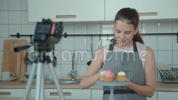 糖果师装饰蛋糕在智能手机上拍照视频的预览图