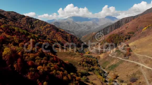 山脉中的道路4K史诗般的无人机飞行高加索山脉和山谷美景格鲁吉亚自然视频的预览图