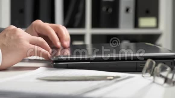 商人在办公室工作用笔记本电脑企业财务会计理念视频的预览图