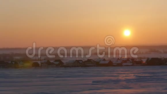 日出覆盖着冰雪覆盖的俄罗斯乡村景观全景视频的预览图