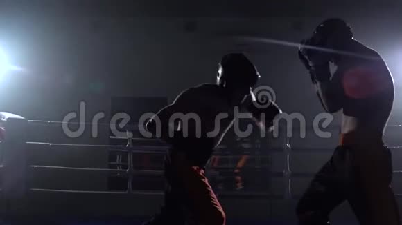 两个人在准备跆拳道比赛慢动作剪影视频的预览图