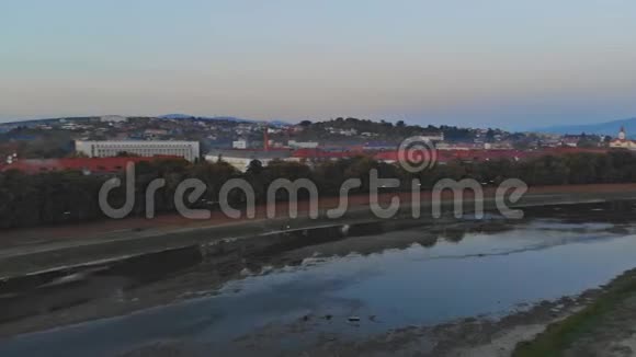 秋日乌日霍罗德乌克兰的小镇全景在乌日河上空日落时的欧洲视频的预览图
