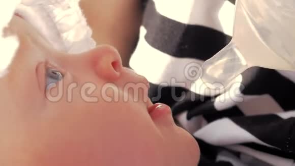 三个月婴儿饮用的室外瓶装水视频的预览图
