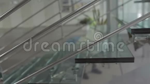 机场的玻璃楼梯视频的预览图