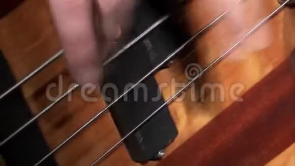 双手演奏低音吉他视频的预览图