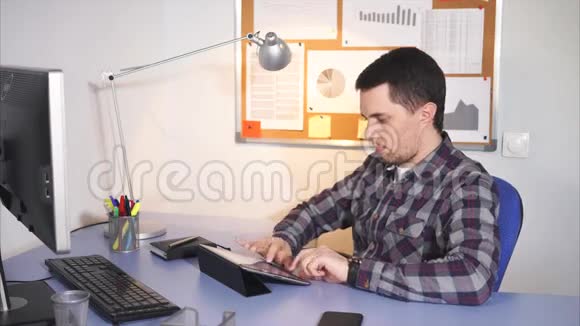 上班族在平板电脑上打字和思考视频的预览图