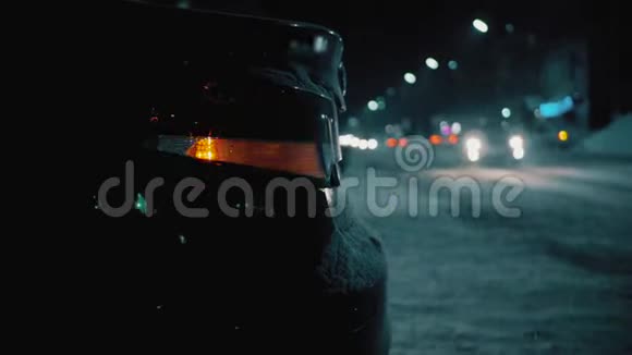 在夜间道路城市移动汽车的背景上的紧急汽车警告灯冬季道路交通车辆故障视频的预览图