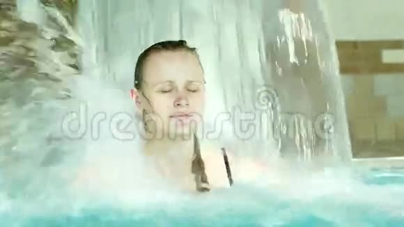 泳池里的女人洗澡视频的预览图