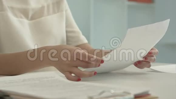 女人撕纸视频的预览图