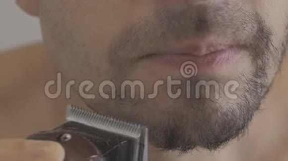 用4K电动剃须刀把一个赤膊的男人剃掉视频的预览图