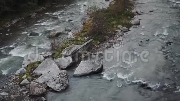 喀尔巴阡山脉的村庄里流淌着湍急的河流视频的预览图