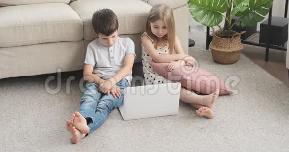 男孩和女孩在笔记本电脑上看电影视频的预览图