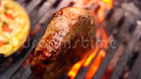 令人惊叹的近距离观看大的新鲜脂肪片美味的牛肉牛排粉红色多汁的肉煎烤在烤盘上视频的预览图