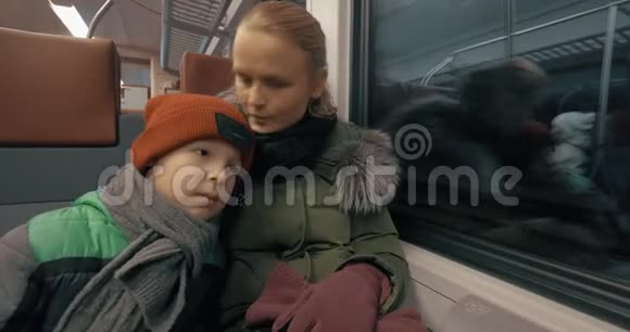 母亲和她温柔慈爱的儿子坐火车旅行视频的预览图