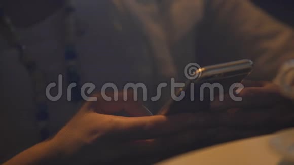 女性在新智能手机现代技术小玩意上上网视频的预览图