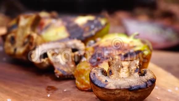华丽的近距离观看油炸烤熟的蔬菜胡椒蘑菇哈立可豆沙拉美味的牛排视频的预览图