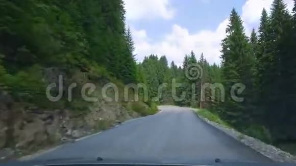 在山里坐车旅行视频的预览图