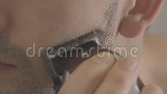 用4K电动剃须刀把一个赤膊的男人剃掉视频的预览图
