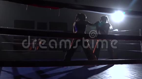在两个女孩之间的拳击场上慢动作视频的预览图