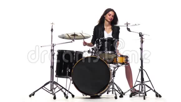 鼓手女孩开始演奏充满活力的音乐她微笑着白色背景慢动作视频的预览图