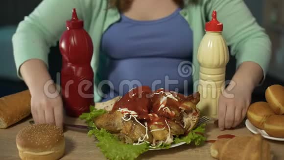 超重的少年用番茄酱和蛋黄酱切鸡肉然后吃视频的预览图