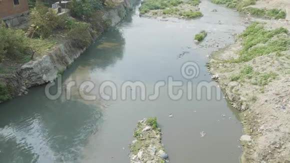 尼泊尔加德满都巴格马提河水污染视频的预览图
