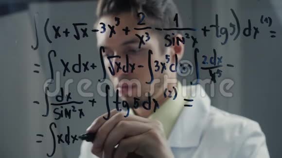 科学家在黑板上写数学公式视频的预览图