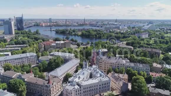 欧洲老里加城地标拉脱维亚里加建筑城市景观中世纪街道旅游无人机飞行视频的预览图
