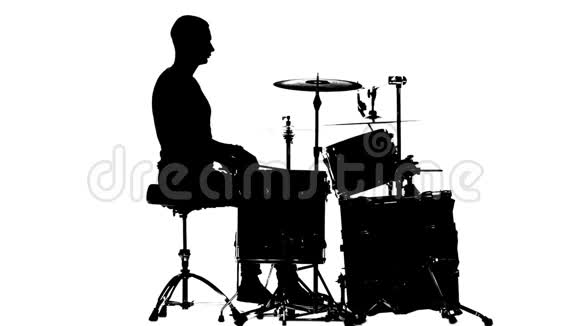 他在鼓上演奏音乐白色背景剪影侧视慢动作视频的预览图