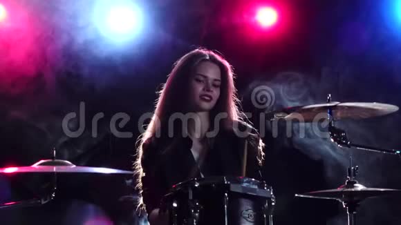 鼓手专业演奏乐器黑烟背景从后面射出的红色蓝光慢动作视频的预览图