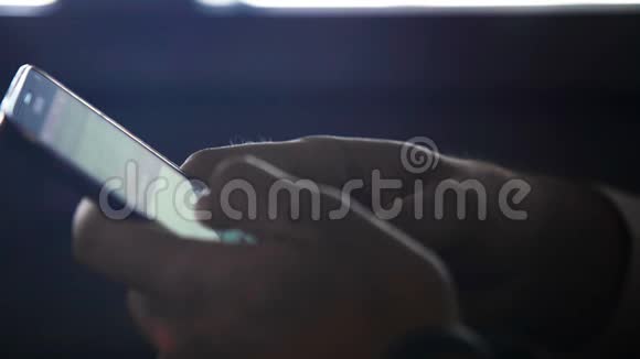 男性使用智能手机现代技术应用程序向朋友发送照片视频的预览图
