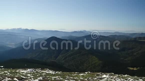 喀尔巴阡山脉从戈弗拉山看风草摇摆视频的预览图