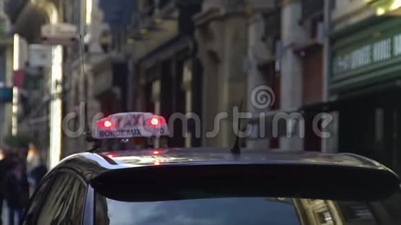出租车在欧洲老城区沿街行驶交通服务视频的预览图